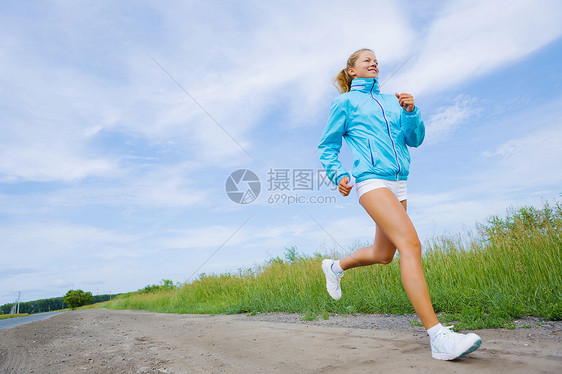 运动女孩轻漂亮的女孩夏天训练户外图片