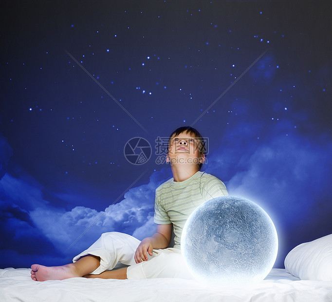 晚上梦可爱的男孩月亮睡床上
