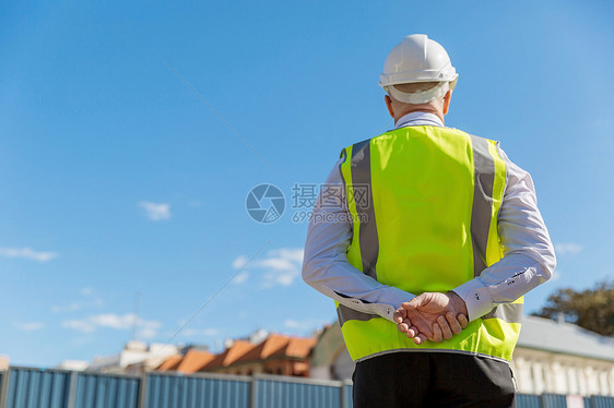 建筑工地的工程师建设者建筑工程师施工场景穿着安全背心图片