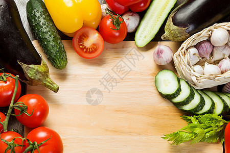 新鲜蔬菜木制切割板上各种蔬菜图片