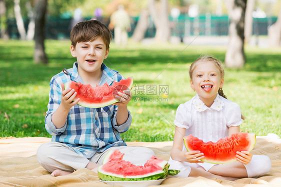 孩子们吃西瓜可爱的孩子公园吃多汁的西瓜图片