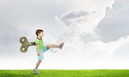 多动快乐的孩子小可爱的活跃男孩背上钥匙图片