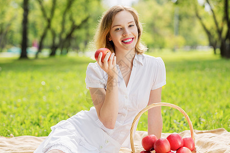 带苹果的女孩夏天公园里带着苹果的轻漂亮女人图片