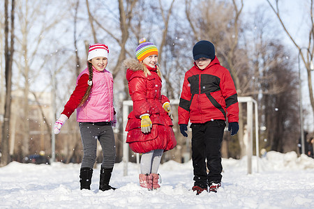可爱的孩子们冬天的公园里跳跃玩得开心冬季活动图片