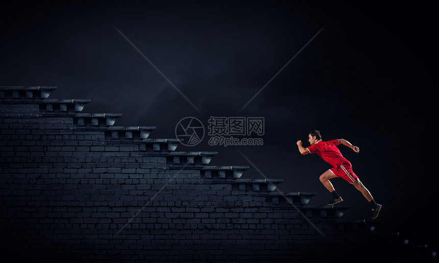 全速前进穿红色运动服的运动员穿上楼梯图片