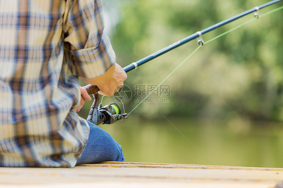 夏天钓鱼靠近坐桥上钓鱼的家伙图片