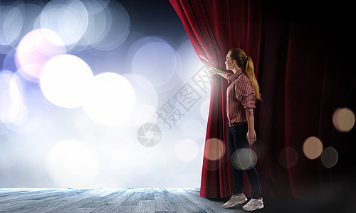 打开窗帘的女孩轻女子随意的舞台幕布图片