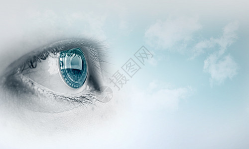 眼睛健康多云天空背景上的女蓝眼睛图片
