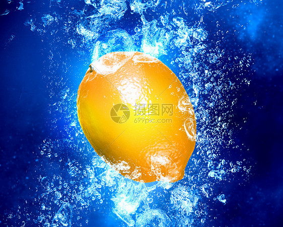 水中多汁的柠檬柠檬水果清澈的蓝色水中飞溅图片