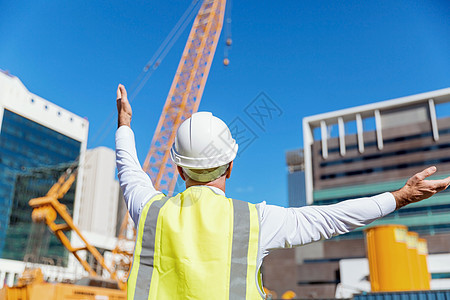 建筑工地的工程师建设者建筑工程师施工场景穿着安全背心图片