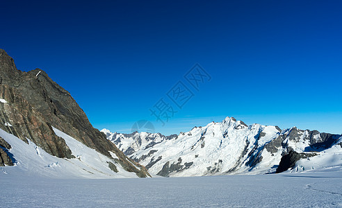 山峰山景雪,蓝天清澈图片