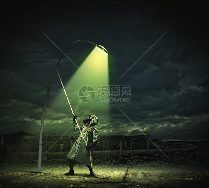 防具里的跟踪者戴着防具伪装的人站路灯下