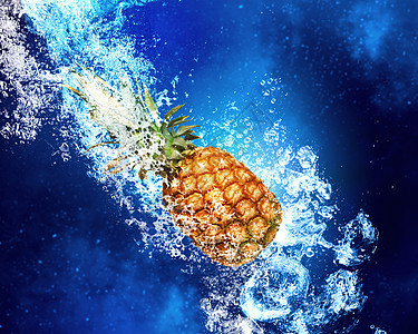 多汁健康新鲜菠萝清澈的蓝色水中飞溅图片
