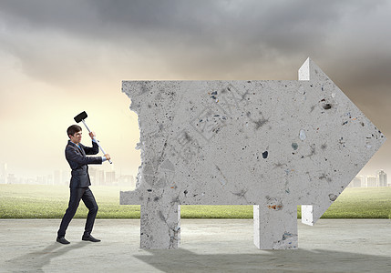 打破壁垒轻坚定的商人用打破了墙图片素材