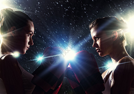 两个拳击手两个戴手套的拳击手女人打架前互相问候图片