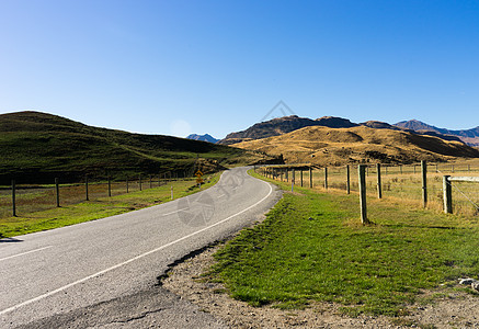 风景如画新西兰阿尔卑斯山道路的自然景观图片