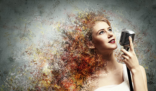 女金发的形象歌手彩色背景下着麦克风图片