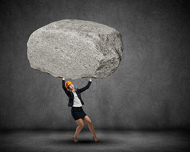 女工程师轻的女工程师头顶上举巨大的石头图片