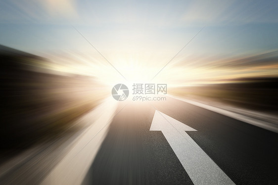 带箭的路沥青道路方向箭头的图像图片