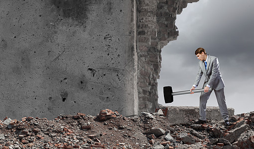 的商人轻坚定的商人,手里着大,撞墙图片素材