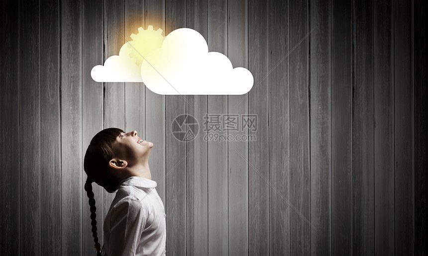 快乐的童可爱的学龄女孩看着头顶上的太阳