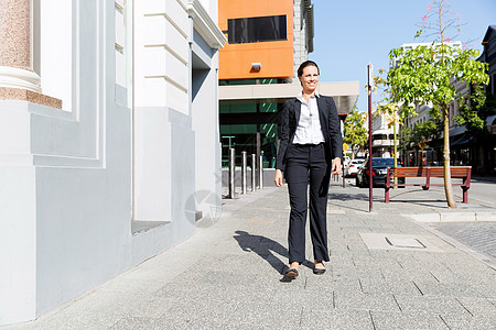 商界女户外行走的肖像轻商业女户外行走的肖像图片