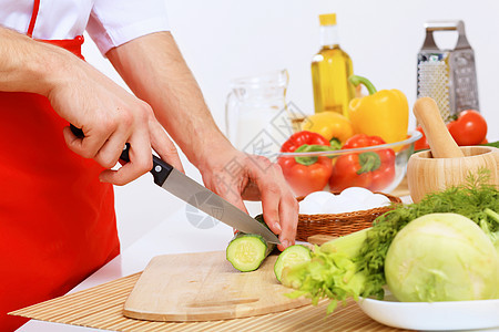 用刀子切新鲜蔬菜图片