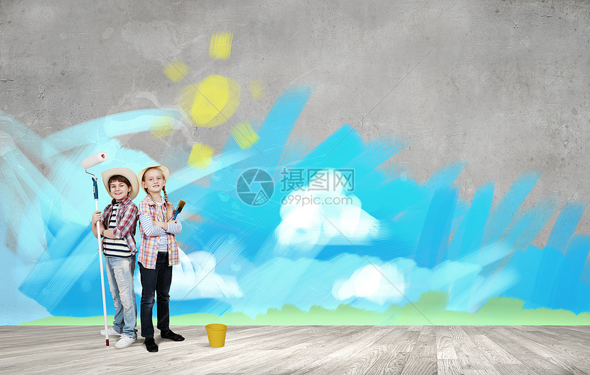 丰富多彩的童两个学龄儿童用滚筒画墙