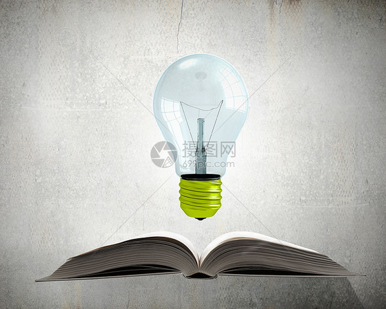 明亮的教育之光打开书发光灯泡以上的页图片