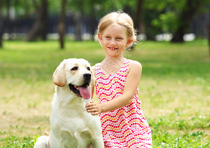 带着她的狗的小女孩个金发的小女孩她的宠物狗公园里超过了他们图片