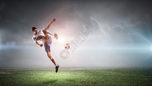 足球运动员击球体育场球的足球运动员图片