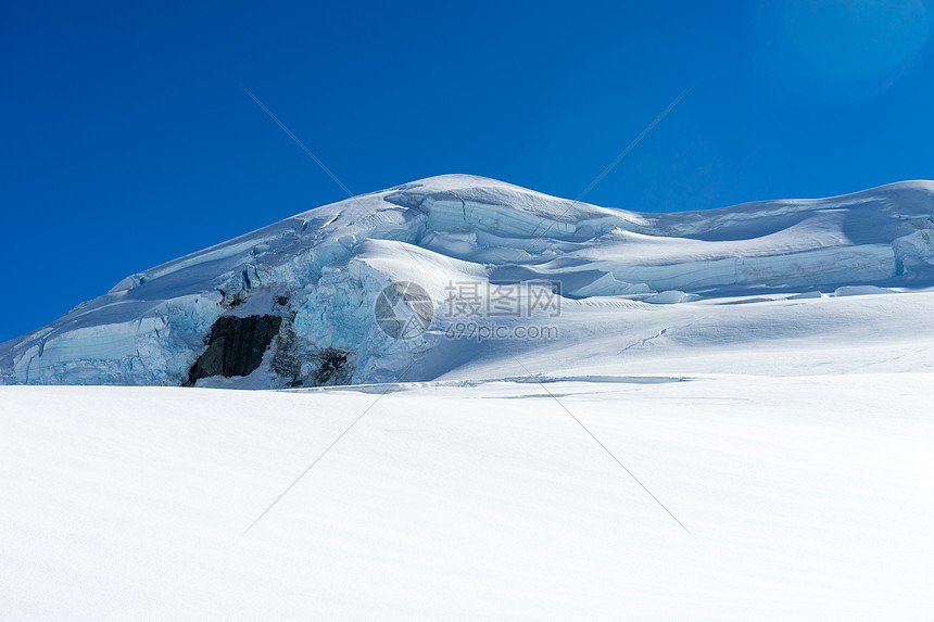 雪山山景雪,蓝天清澈图片