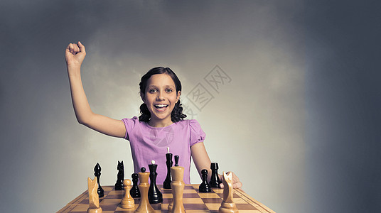 聪明的头脑下棋轻的高加索女孩下棋图片