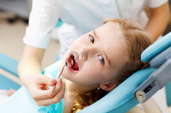 坐牙医办公室的小女孩图片