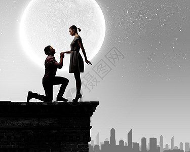 男人提出建议月光下浪漫情侣的剪影图片