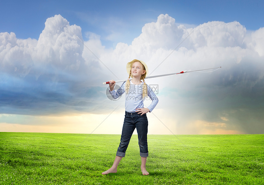 小渔夫可爱的女孩肩上钓鱼竿