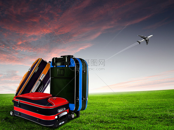 蓝色天空中的红色手提箱飞机图片