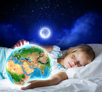 和地球说晚安晚安女孩躺床上,手里着地球行星这幅图像的元素由美国宇航局提供的背景