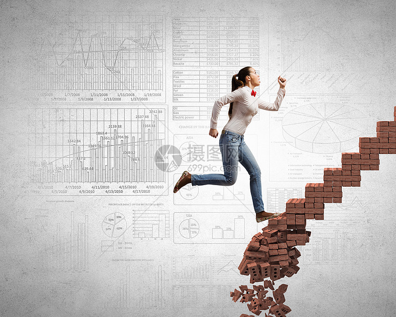 爬上梯子克服挑战轻的女人走倒塌的楼梯上代表着成功的