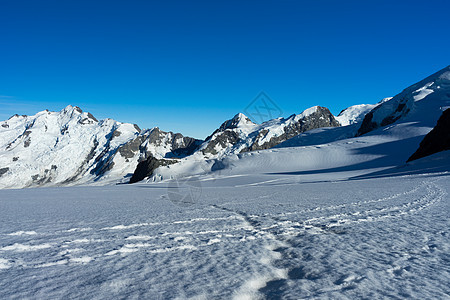 山峰山景雪,蓝天清澈图片