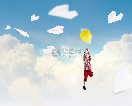 快乐粗心的童小快乐可爱的男孩气球上飞行图片