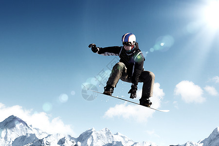 滑雪板滑雪者晴朗的天空中跳得很高图片