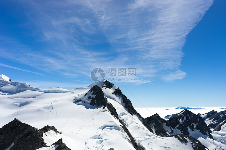 雪山山景雪,蓝天清澈图片