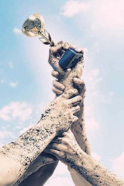 双手挤压胜利者抗闪电蓝天