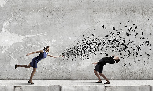 轻的女商人飞扬的角色中退缩图片