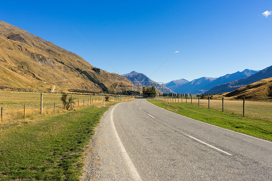 风景如画新西兰阿尔卑斯山道路的自然景观图片