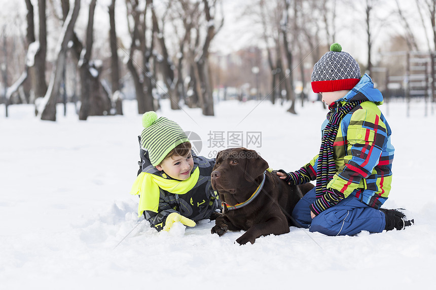 学龄儿童与狗冬季公园最好的朋友图片