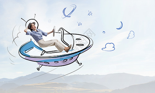 宇宙飞船上飞行的女孩轻趣的女人骑拖着的UFO船上图片