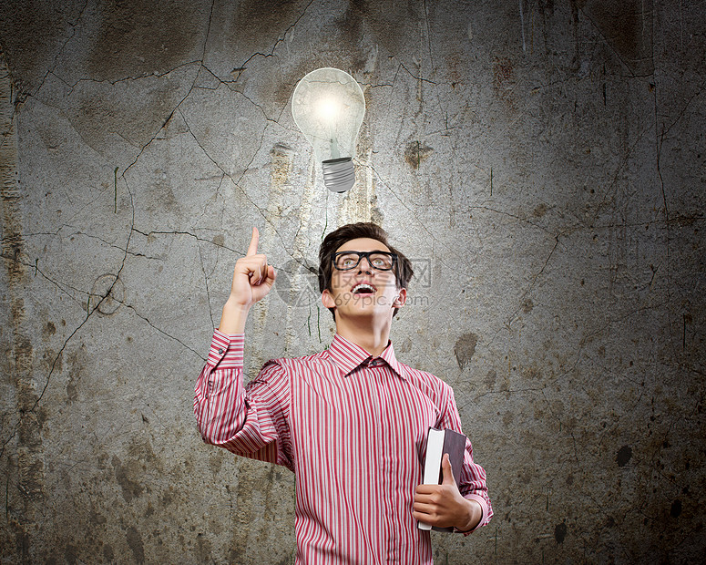 轻的博学者轻人穿着休闲装,手里着书