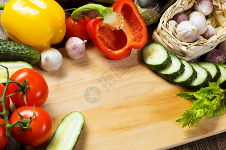新鲜蔬菜木制切割板上各种蔬菜图片